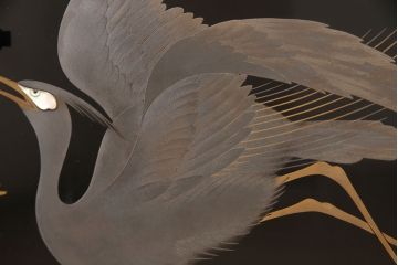 中古　美品　民芸家具　輪島塗り　繊細な色づかいで描かれた二羽の鳥が美しい飾り棚(茶棚、収納棚、引き出し)(R-052674)