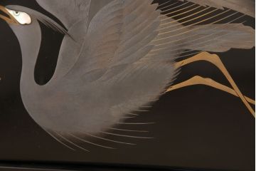 中古　美品　民芸家具　輪島塗り　繊細な色づかいで描かれた二羽の鳥が美しい飾り棚(茶棚、収納棚、引き出し)(R-052674)