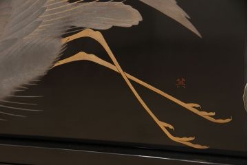 中古　美品　民芸家具　輪島塗り　繊細な色づかいで描かれた二羽の鳥が美しい飾り棚(茶棚、収納棚、引き出し)(R-052674)