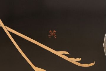 中古　美品　民芸家具　輪島塗り　繊細な色づかいで描かれた二羽の鳥が美しい飾り棚(茶棚、収納棚、引き出し)(R-052674)