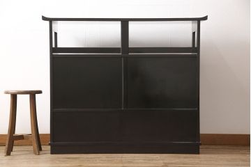 中古　美品　民芸家具　輪島塗り　繊細な色づかいで描かれた二羽の鳥が美しい飾り棚(茶棚、収納棚、引き出し)(R-052674)