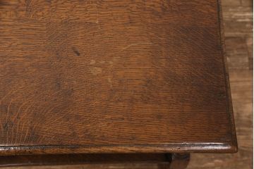 イギリスアンティーク　オーク材　珍しいデザインが特徴的なサイドテーブル(飾り台、ナイトテーブル)(R-052687)