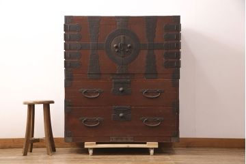 和製アンティーク　総桐材　漆塗り　渋い色合いと十字金具が相まって重厚感を漂わせる時代箪笥(重ねタンス、衣装箪笥、引き出し)(R-052690)