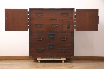 和製アンティーク　総桐材　漆塗り　渋い色合いと十字金具が相まって重厚感を漂わせる時代箪笥(重ねタンス、衣装箪笥、引き出し)(R-052690)