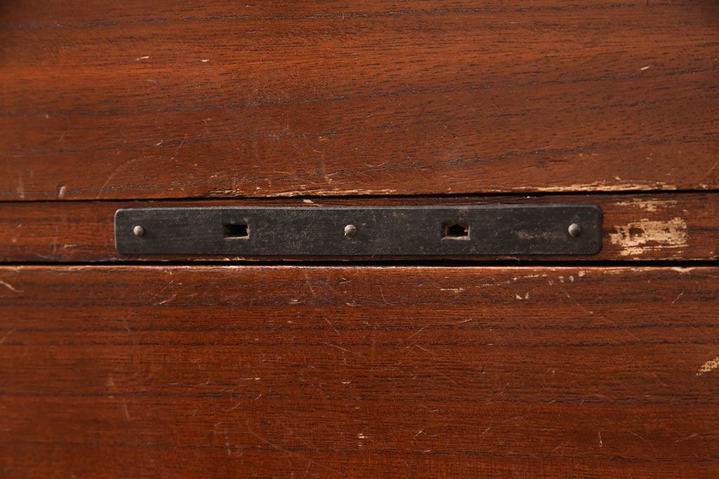 和製アンティーク　総桐材　漆塗り　渋い色合いと十字金具が相まって重厚感を漂わせる時代箪笥(重ねタンス、衣装箪笥、引き出し)(R-052690)