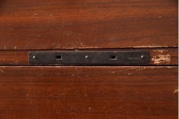 和製アンティーク　総桐材　漆塗り　渋い色合いと十字金具が相まって重厚感を漂わせる時代箪笥(重ねタンス、衣装箪笥、引き出し)(R-052690)