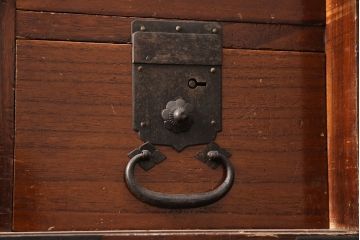 和製アンティーク　総桐材　漆塗り　渋い色合いと十字金具が相まって重厚感を漂わせる時代箪笥(重ねタンス、衣装箪笥、引き出し)(R-052690)