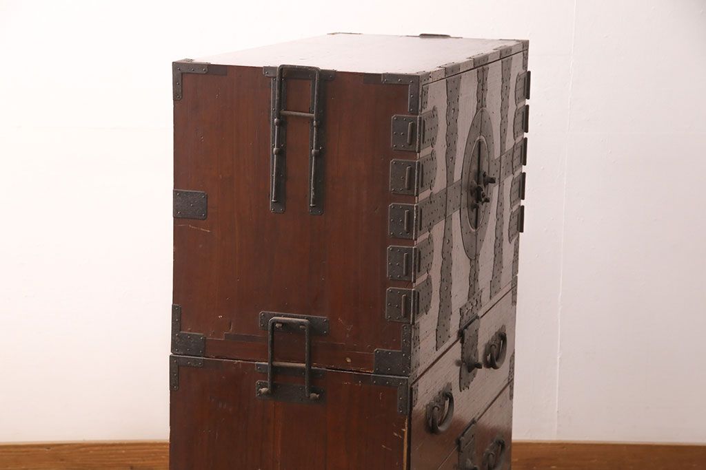 和製アンティーク　総桐材　漆塗り　渋い色合いと十字金具が相まって重厚感を漂わせる時代箪笥(重ねタンス、衣装箪笥、引き出し)(R-052690)