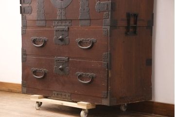 和製アンティーク　総桐材　漆塗り　渋い色合いと十字金具が相まって重厚感を漂わせる時代箪笥(重ねタンス、衣装箪笥、引き出し)(R-052690)