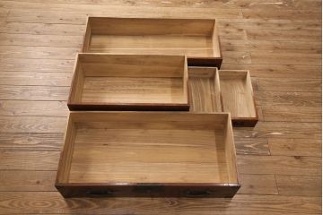 和製アンティーク　総桐材　漆塗り　渋い色合いと十字金具が相まって重厚感を漂わせる時代箪笥(重ねタンス、衣装箪笥、引き出し)(R-052690)