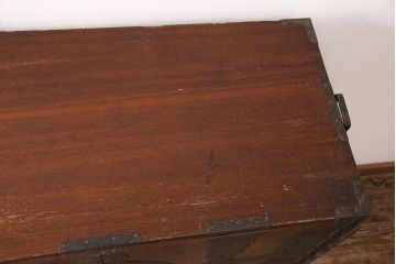 和製アンティーク　総桐材　漆塗り　渋い色合いと十字金具が相まって重厚感を漂わせる時代箪笥(重ねタンス、衣装箪笥、引き出し)(R-052690)