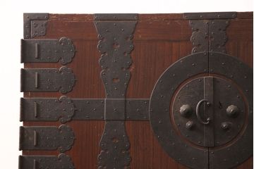 和製アンティーク　総桐材　漆塗り　渋い色合いと十字金具が相まって重厚感を漂わせる時代箪笥(重ねタンス、衣装箪笥、引き出し)(R-052690)