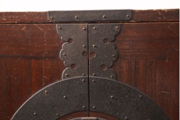 和製アンティーク　総桐材　漆塗り　渋い色合いと十字金具が相まって重厚感を漂わせる時代箪笥(重ねタンス、衣装箪笥、引き出し)(R-052690)