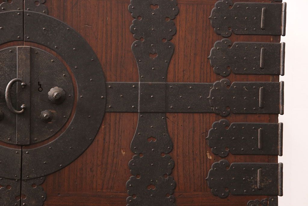 和製アンティーク　総桐材　漆塗り　渋い色合いと十字金具が相まって重厚感を漂わせる時代箪笥(重ねタンス、衣装箪笥、引き出し)(R-052690)