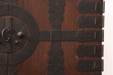 和製アンティーク　総桐材　漆塗り　渋い色合いと十字金具が相まって重厚感を漂わせる時代箪笥(重ねタンス、衣装箪笥、引き出し)(R-052690)