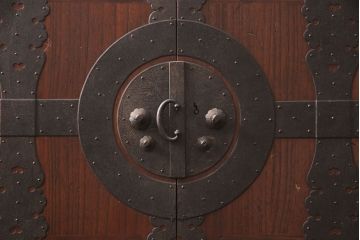 和製アンティーク　総桐材　漆塗り　渋い色合いと十字金具が相まって重厚感を漂わせる時代箪笥(重ねタンス、衣装箪笥、引き出し)(R-052690)