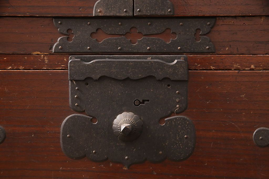 和製アンティーク　総桐材　漆塗り　渋い色合いと十字金具が相まって重厚感を漂わせる時代箪笥(重ねタンス、衣装箪笥、引き出し)(R-052690)