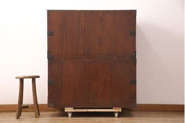 和製アンティーク　総桐材　漆塗り　渋い色合いと十字金具が相まって重厚感を漂わせる時代箪笥(重ねタンス、衣装箪笥、引き出し)(R-052690)