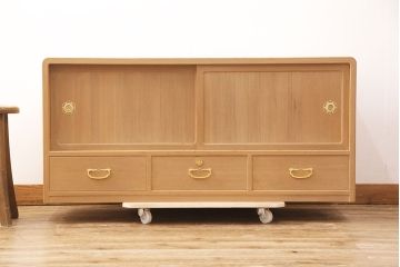 中古　大阪泉州　脚または台輪リメイク　明るい木色とゴールドの金具が上品な雰囲気を醸し出す総桐箪笥・上段(桐たんす、総桐たんす、桐タンス、ローボード、引き出し)(R-052691)