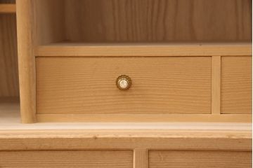 中古　大阪泉州　脚または台輪リメイク　明るい木色とゴールドの金具が上品な雰囲気を醸し出す総桐箪笥・上段(桐たんす、総桐たんす、桐タンス、ローボード、引き出し)(R-052691)