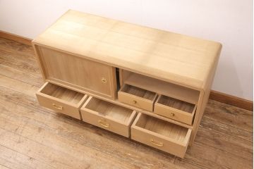 中古　大阪泉州　脚または台輪リメイク　明るい木色とゴールドの金具が上品な雰囲気を醸し出す総桐箪笥・上段(桐たんす、総桐たんす、桐タンス、ローボード、引き出し)(R-052691)