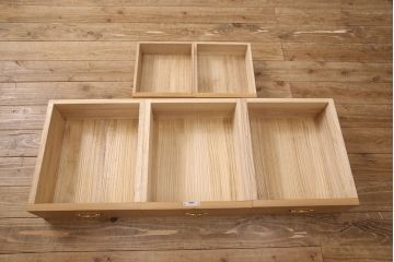 中古　大阪泉州　脚または台輪リメイク　明るい木色とゴールドの金具が上品な雰囲気を醸し出す総桐箪笥・上段(桐たんす、総桐たんす、桐タンス、ローボード、引き出し)(R-052691)