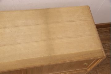 中古　大阪泉州　脚または台輪リメイク　明るい木色とゴールドの金具が上品な雰囲気を醸し出す総桐箪笥・上段(桐たんす、総桐たんす、桐タンス、ローボード、引き出し)(R-052691)