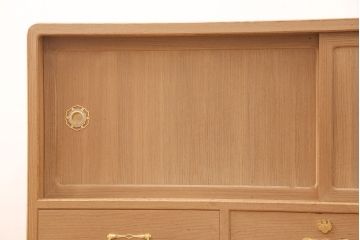 中古　大阪泉州　脚または台輪リメイク　明るい木色とゴールドの金具が上品な雰囲気を醸し出す総桐箪笥・上段(桐たんす、総桐たんす、桐タンス、ローボード、引き出し)(R-052691)