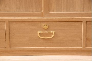 中古　大阪泉州　脚または台輪リメイク　明るい木色とゴールドの金具が上品な雰囲気を醸し出す総桐箪笥・上段(桐たんす、総桐たんす、桐タンス、ローボード、引き出し)(R-052691)