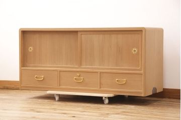 中古　大阪泉州　脚または台輪リメイク　明るい木色とゴールドの金具が上品な雰囲気を醸し出す総桐箪笥・上段(桐たんす、総桐たんす、桐タンス、ローボード、引き出し)(R-052691)
