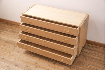 中古　大阪泉州　天板・脚または台輪リメイク　明るい木色とゴールドの金具が上品な雰囲気を醸し出す総桐箪笥・中段(桐たんす、総桐たんす、桐タンス、リビングボード、引き出し、チェスト)(R-052692)