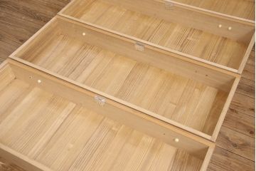 中古　大阪泉州　天板・脚または台輪リメイク　明るい木色とゴールドの金具が上品な雰囲気を醸し出す総桐箪笥・中段(桐たんす、総桐たんす、桐タンス、リビングボード、引き出し、チェスト)(R-052692)