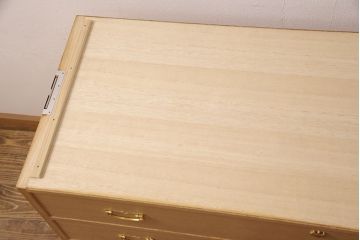 中古　大阪泉州　天板・脚または台輪リメイク　明るい木色とゴールドの金具が上品な雰囲気を醸し出す総桐箪笥・中段(桐たんす、総桐たんす、桐タンス、リビングボード、引き出し、チェスト)(R-052692)