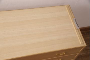 中古　大阪泉州　天板・脚または台輪リメイク　明るい木色とゴールドの金具が上品な雰囲気を醸し出す総桐箪笥・中段(桐たんす、総桐たんす、桐タンス、リビングボード、引き出し、チェスト)(R-052692)