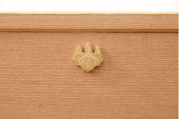 中古　大阪泉州　天板・脚または台輪リメイク　明るい木色とゴールドの金具が上品な雰囲気を醸し出す総桐箪笥・中段(桐たんす、総桐たんす、桐タンス、リビングボード、引き出し、チェスト)(R-052692)