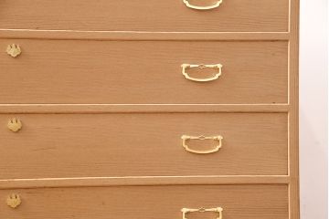 中古　大阪泉州　天板・脚または台輪リメイク　明るい木色とゴールドの金具が上品な雰囲気を醸し出す総桐箪笥・中段(桐たんす、総桐たんす、桐タンス、リビングボード、引き出し、チェスト)(R-052692)