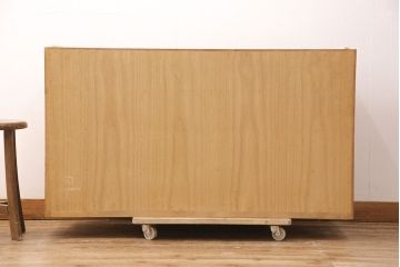 中古　大阪泉州　天板・脚または台輪リメイク　明るい木色とゴールドの金具が上品な雰囲気を醸し出す総桐箪笥・中段(桐たんす、総桐たんす、桐タンス、リビングボード、引き出し、チェスト)(R-052692)