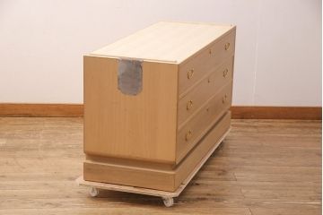 中古　大阪泉州　天板リメイク　明るい木色とゴールドの金具が上品な雰囲気を醸し出す総桐箪笥・下段(桐たんす、総桐たんす、桐タンス、リビングボード、引き出し、チェスト)(R-052693)