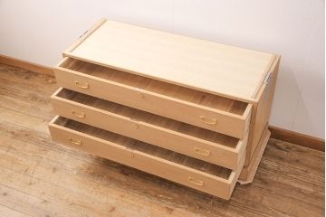 中古　大阪泉州　天板リメイク　明るい木色とゴールドの金具が上品な雰囲気を醸し出す総桐箪笥・下段(桐たんす、総桐たんす、桐タンス、リビングボード、引き出し、チェスト)(R-052693)