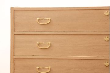 中古　大阪泉州　天板リメイク　明るい木色とゴールドの金具が上品な雰囲気を醸し出す総桐箪笥・下段(桐たんす、総桐たんす、桐タンス、リビングボード、引き出し、チェスト)(R-052693)