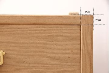 中古　大阪泉州　天板リメイク　明るい木色とゴールドの金具が上品な雰囲気を醸し出す総桐箪笥・下段(桐たんす、総桐たんす、桐タンス、リビングボード、引き出し、チェスト)(R-052693)