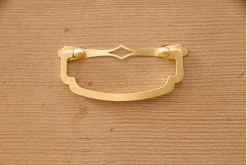 中古　大阪泉州　天板リメイク　明るい木色とゴールドの金具が上品な雰囲気を醸し出す総桐箪笥・下段(桐たんす、総桐たんす、桐タンス、リビングボード、引き出し、チェスト)(R-052693)