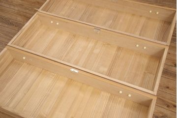 中古　大阪泉州　天板リメイク　明るい木色とゴールドの金具が上品な雰囲気を醸し出す総桐箪笥・下段(桐たんす、総桐たんす、桐タンス、リビングボード、引き出し、チェスト)(R-052693)