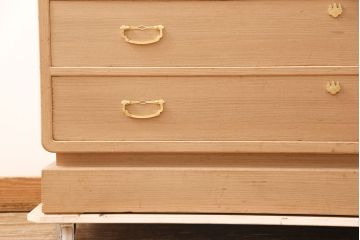 中古　大阪泉州　天板リメイク　明るい木色とゴールドの金具が上品な雰囲気を醸し出す総桐箪笥・下段(桐たんす、総桐たんす、桐タンス、リビングボード、引き出し、チェスト)(R-052693)