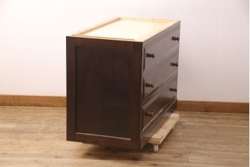 中古　松本民芸家具　天板リメイク　深い色合いがシックな雰囲気を醸し出すチェスト(サイドボード、引き出し、洋服タンス)(R-052696)