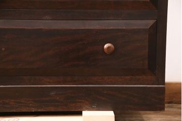 中古　松本民芸家具　天板リメイク　深い色合いがシックな雰囲気を醸し出すチェスト(サイドボード、引き出し、洋服タンス)(R-052696)