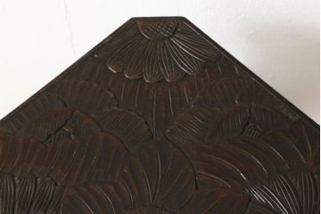 和製ビンテージ　日光彫り　咲き誇る花の彫刻が美しい飾り棚(花台、ヴィンテージ)(R-052703)