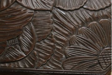和製ビンテージ　日光彫り　咲き誇る花の彫刻が美しい飾り棚(花台、ヴィンテージ)(R-052703)