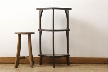 和製ビンテージ　日光彫り　咲き誇る花の彫刻が美しい飾り棚(花台、ヴィンテージ)(R-052703)