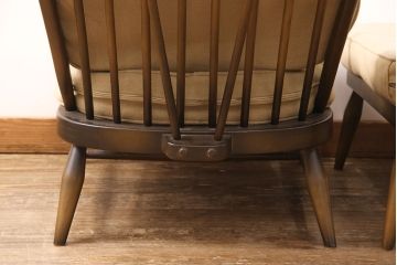 中古　美品　ERCOL(アーコール)　カントリーやナチュラルスタイルにぴったりな1人掛けソファ+オットマンセット(アームチェア、一人掛けソファ)(R-052704)